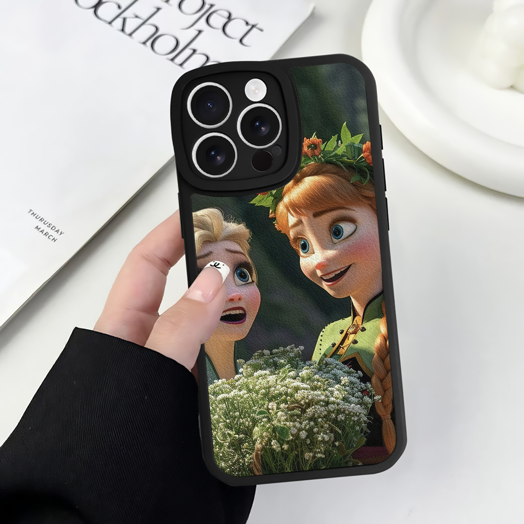 （画像用） アナと雪の女王 アンナ エルサ Frozen Anna Elsa 【iPhone 16シリーズ対応】シリコンスマホケース（レザー調） 材質：シリコン
